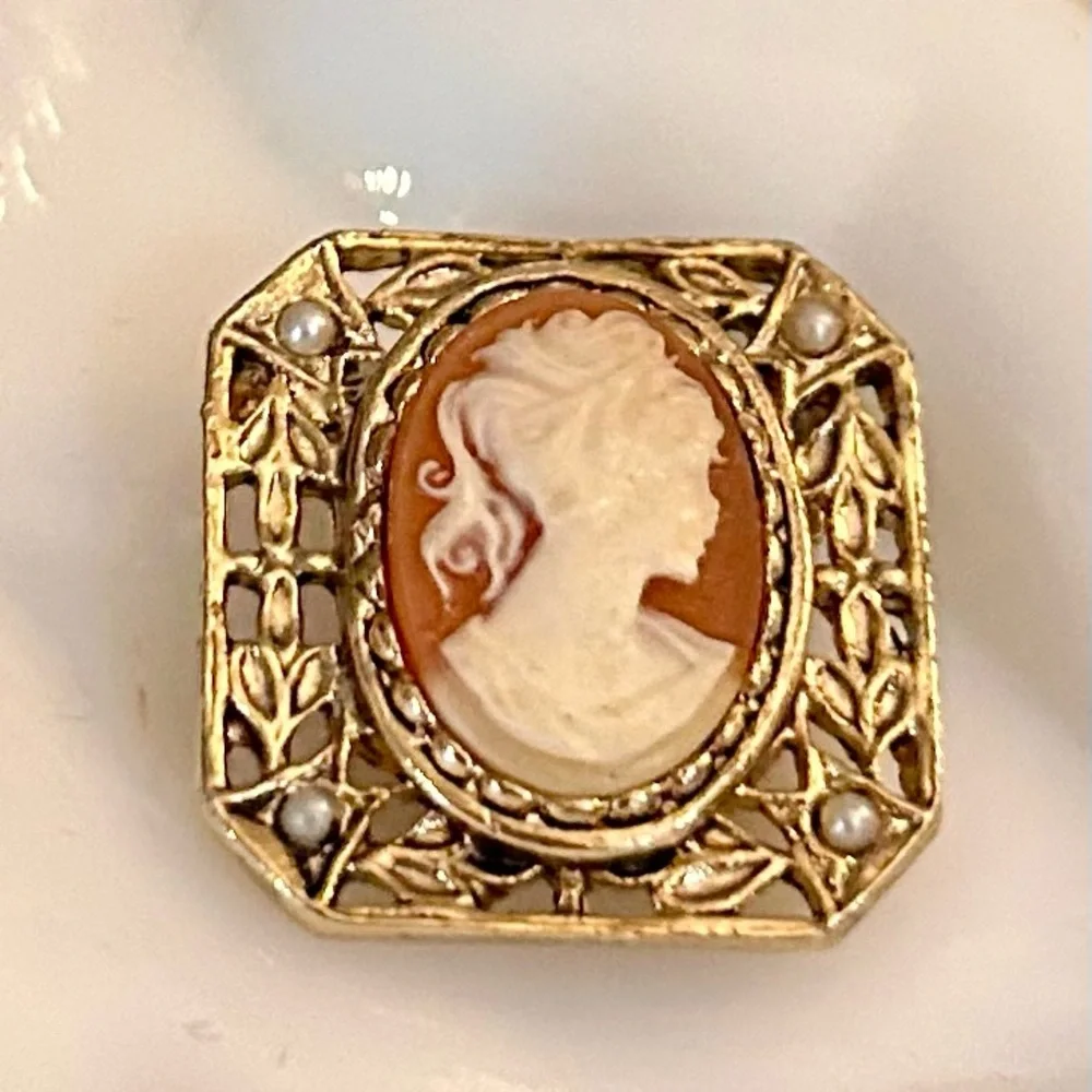 Vintage Dainty Cameo Brooch Pin